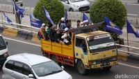 Ada juga yang menumpang truk.