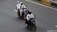 Mereka menuju markas FPI untuk menyambut kedatangan Imam Besar Front Pembela Islam (FPI) Habib Rizieq Syihab.