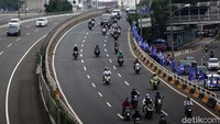 Massa Front Pembela Islam (FPI) melakukan arak-arakan dengan kendaraan motor, di jalan S Parman, Jakarta, Selasa (10/11/2020).