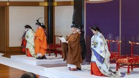 Acara peresmian dihiasi dengan ritual tradisional pedang penjaga. Dalam ritual tersebut Kaisar Jepang Naruhito menyerahkan pedang kepada Akishino, sebagai simbol keputusan penerus takhta berikutnya.  (Foto: Imperial Household Agency of Japan via AP)