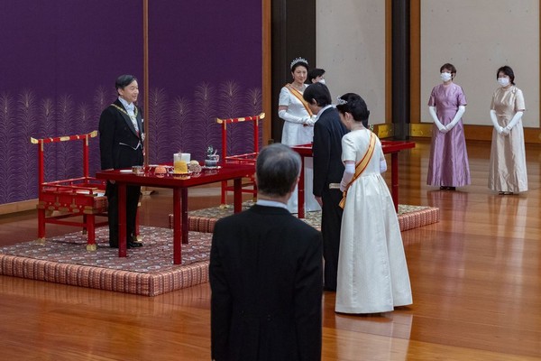 Selain Kaisar dan Permaisuri, banyak anggota keluarga kerajaan lain yang menghadiri upacara tersebut. Perdana Menteri Yoshihide Suga dan perwakilan dari kedutaan asing juga turut hadir. (Foto: Imperial Household Agency of Japan via AP) Selain Kaisar dan Permaisuri, banyak anggota keluarga kerajaan lain yang menghadiri upacara tersebut. Perdana Menteri Yoshihide Suga dan perwakilan dari kedutaan asing juga turut hadir. (Foto: Imperial Household Agency of Japan via AP)