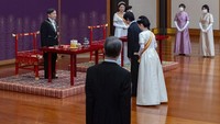 Selain Kaisar dan Permaisuri, banyak anggota keluarga kerajaan lain yang menghadiri upacara tersebut. Perdana Menteri Yoshihide Suga dan perwakilan dari kedutaan asing juga turut hadir. (Foto: Imperial Household Agency of Japan via AP)