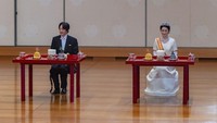 Pangeran Akishino dan istrinya Putri Kiko menghadiri upacara setelah secara resmi diproklamasikan sebagai pewaris tahkta Krisan, di Istana Kekaisaran di Tokyo, Minggu (8/11/20202). Jepang secara resmi mendeklarasikan Putra Mahkota Akishino menjadi pewaris takhta kerajaan. (Foto: Imperial Household Agency of Japan via AP)