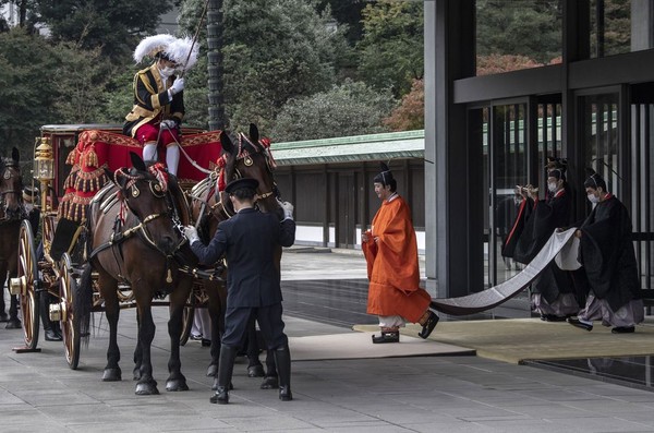 Pelantikan putranya, Naruhito, mengantarkan era Reiwa. Akishino sekarang berada di urutan pertama untuk jadi kaisar Jepang selanjutnya. Di bawah hukum Jepang, hanya laki-laki yang dapat mewarisi takhta, jadi satu-satunya anak Naruhito, Putri Aiko yang berusia 18 tahun, tidak memenuhi syarat tersebut. (Foto: Carl Court/Pool Photo via AP) Pelantikan putranya, Naruhito, mengantarkan era Reiwa. Akishino sekarang berada di urutan pertama untuk jadi kaisar Jepang selanjutnya. Di bawah hukum Jepang, hanya laki-laki yang dapat mewarisi takhta, jadi satu-satunya anak Naruhito, Putri Aiko yang berusia 18 tahun, tidak memenuhi syarat tersebut. (Foto: Carl Court/Pool Photo via AP)