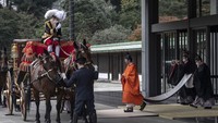 Pelantikan putranya, Naruhito, mengantarkan era Reiwa. Akishino sekarang berada di urutan pertama untuk jadi kaisar Jepang selanjutnya. Di bawah hukum Jepang, hanya laki-laki yang dapat mewarisi takhta, jadi satu-satunya anak Naruhito, Putri Aiko yang berusia 18 tahun, tidak memenuhi syarat tersebut. (Foto: Carl Court/Pool Photo via AP)