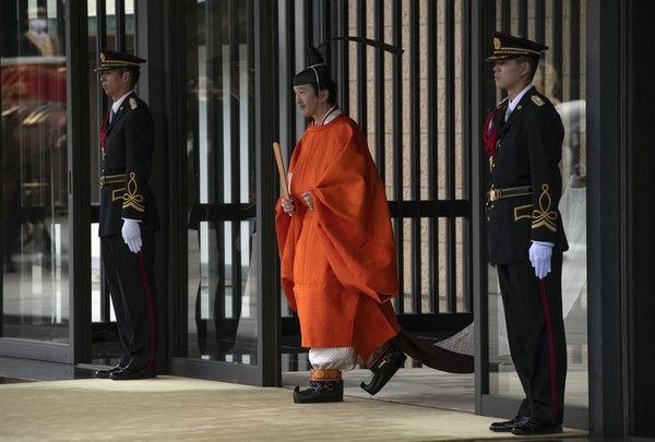April lalu, Kaisar Emeritus Akihito secara resmi turun takhta, menjadi raja pertama negara itu yang turun dari Takhta Krisan dalam dua abad.  (Foto: Carl Court/Pool Photo via AP)