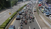 Ada puluhan pemotor yang ikut masuk jalan tol.