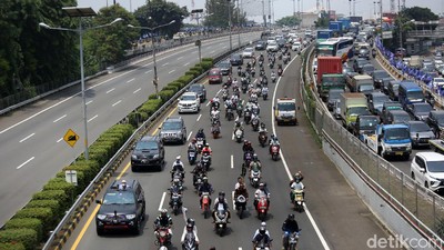 Potret Pemotor Masuk Tol Dalam Kota