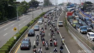 Potret Pemotor Masuk Tol Dalam Kota