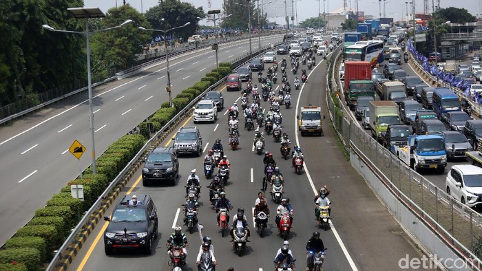 Potret Pemotor Pendukung Habib Rizieq Masuk Jalan Tol Puluhan sepeda motor masuk ke Tol Dalam Kota, Jakarta. Mereka adalah massa FPI yang mengiringi kepulangan Habib Rizieq Shihab.