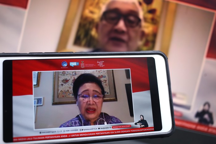 Prof. Dr. Sri Rezeki Hadinegoro Indonesia in Technical Advisory Group in Immunization (ITAGI) dan Prof. Kusnadi Rusmil, Ketua Tim Riset Uji Klinis Vaksin Covid-19 Unpad menjadi pembicara dalam dialog produktif bertema Berjuang Tanpa Lelah Menyiapkan Vaksin di Jakarta, Selasa, 10 November 2020.