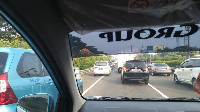 Qasimin, terjebak macet selama 4 jam saat hendak menuju Soetta dengan taksi (Dik. Istiewa)