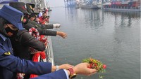 Kegiatan upacara tabur bunga di atas Kapal KRI Semarang tersebut dalam rangka memperingati hari Pahlawan. Pada peringatan Hari Pahlawan tahun 2020, Presiden Joko Widodo menganugerahkan gelar pahlawan nasional kepada tokoh-tokoh terpilih yang sudah melalui proses seleksi oleh Kementerian Sosial dan Dewan Gelar dan Tanda Kehormatan. ANTARA FOTO/Fakhri Hermansyah