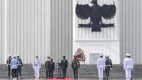 Presiden Joko Widodo didampingi Wakil Presiden Maruf Amin menghadiri Upacara Ziarah Nasional di Taman Makam Pahlawan Nasional Utama (TMPU) Kalibata, Jakarta, Selasa (10/11/2020). ANTARA FOTO/M Risyal Hidayat  