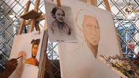Asosiasi Pariwisata Nasional bersama 10 seniman memperingati Hari Pahlawan dengan melukis secara serentak wajah pahlawan nasional, diantaranya MH Thamrin, Panglima Besar Jenderal Sudirman dan RA Kartini. ANTARA FOTO/Puspa Perwitasari  