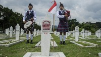 Seniman memainkan alat musik Bagpipe di Makam Pahlawan Nasional Douwes Dekker atau Danudirja Setiabudi di Taman Makam Pahlawan Cikutra, Bandung, Jawa Barat, Selasa (10/11/2020). ANTARA FOTO/Novrian Arbi  