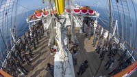 Para personel Satgas Pelayaran Operasi Bima Suci (OBS) 2020 dan taruna-taruni Akademi Angkatan Laut (AAL) melaksanakan upacara Hari Pahlawan di geladak KRI Bima Suci yang lego jangkar di perairan Laut Natuna Utara, Kabupaten Natuna, Kepulauan Riau, Selasa (10/11/2020). ANTARA FOTO/Aditya Pradana Putra  