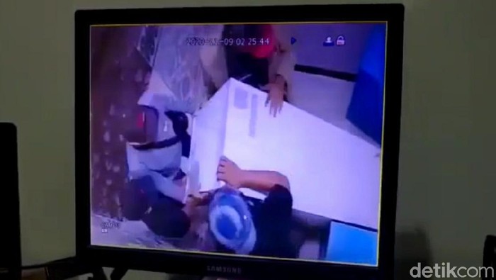 Rekaman CCTV pencurian mesin ATM bank milik Pemprov Jateng di Brebes, Senin (9/11/2020)