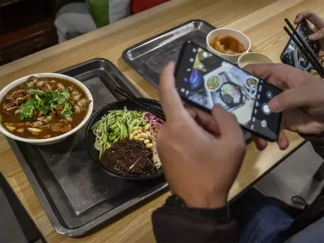 Restoran Mie di Beijing Sambut Kemenangan Joe Biden dengan Meriah