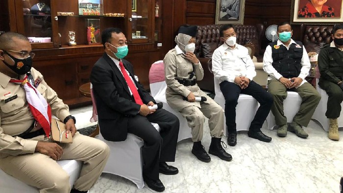 Risma Beri Penghargaan BIN Atas Jasanya Kepada Pejuang COVID-19