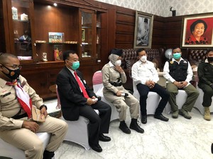 Risma Beri Penghargaan Pahlawan Kemanusiaan Saat Pandemi COVID-19