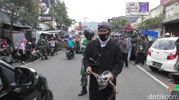 Saat Jenderal Soedirman dan Sultan Mahmud Badaruddin ingatkan tentang protokol kesehatan COVID-19 di Banjarnegara. Keduanya merupakan anggota Kodim 0704 Banjarnegara, Selas (10/11/2020).