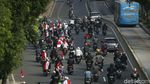 Sambut Habib Rizieq, Massa FPI Konvoi di Jalan Gatsu
