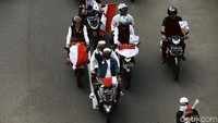 Massa tampak membawa bendera merah putih.