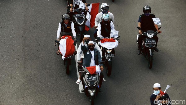 Sambut Habib Rizieq, Massa FPI Konvoi di Jalan Gatsu