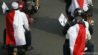 Mereka juga membawa bendera kecil bergambar Habib Rizieq Syihab.