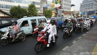 Lalu lintas sedikit tersendat akibat konvoi massa.