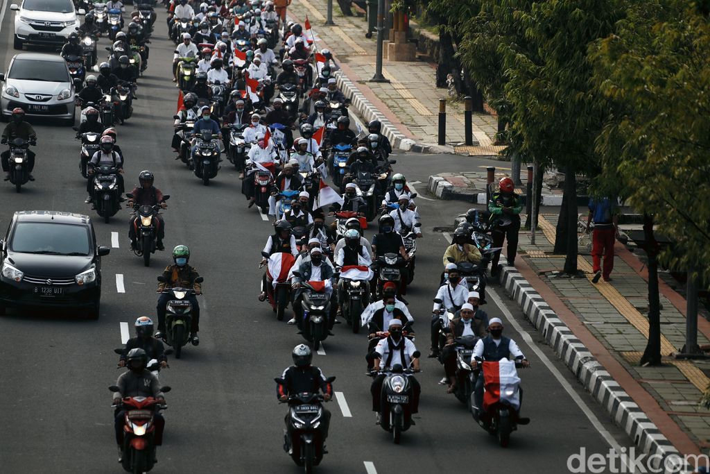Massa FPI berkonvoi di alan Gatot Subroto, Jakarta, Selasa (10/11/2020). Mereka menyambut kedatangan Imam Besar FPI Habib Rizieq Syihab ke Indonesia.