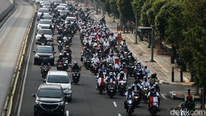 Sambut Habib Rizieq, Massa FPI Konvoi di Jalan Gatsu Massa FPI berkonvoi di alan Gatot Subroto, Jakarta, Selasa (10/11/2020). Mereka menyambut kedatangan Imam Besar FPI Habib Rizieq Syihab ke Indonesia.