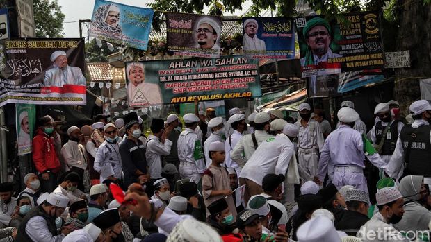 Imam Besar FPI Habib Rizieq Shihab dijadwalkan tiba di Indonesia pagi ini. Massa FPI telah berkumpul di Markas FPI, Jalan Petamburan, Jakarta. Begini potretnya.