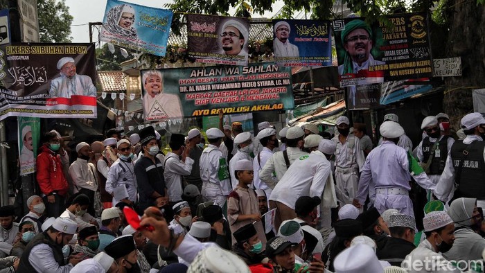 Sambut Habib Rizieq, Massa FPI Penuhi Jalan Petamburan Imam Besar FPI Habib Rizieq Shihab dijadwalkan tiba di Indonesia pagi ini. Massa FPI telah berkumpul di Markas FPI, Jalan Petamburan, Jakarta. Begini potretnya.