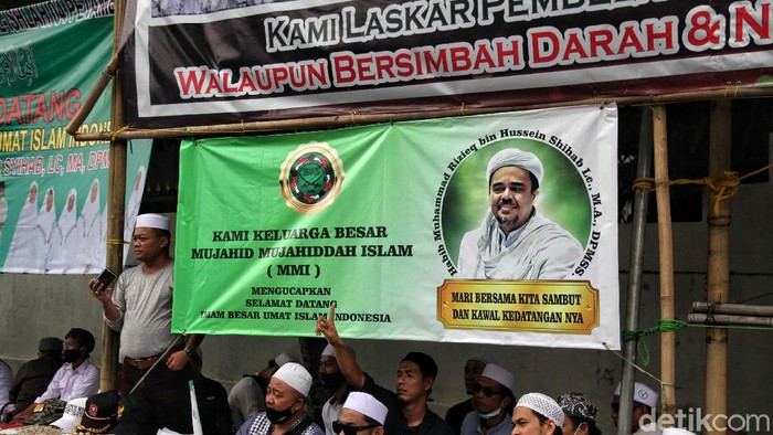 Imam Besar FPI Habib Rizieq Shihab dijadwalkan tiba di Indonesia pagi ini. Massa FPI telah berkumpul di Markas FPI, Jalan Petamburan, Jakarta. Begini potretnya.