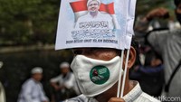 Massa juga membawa bendera bergambar Habib Rizieq.
