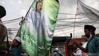 Anak-anak terlihat di antara kerumunan massa.