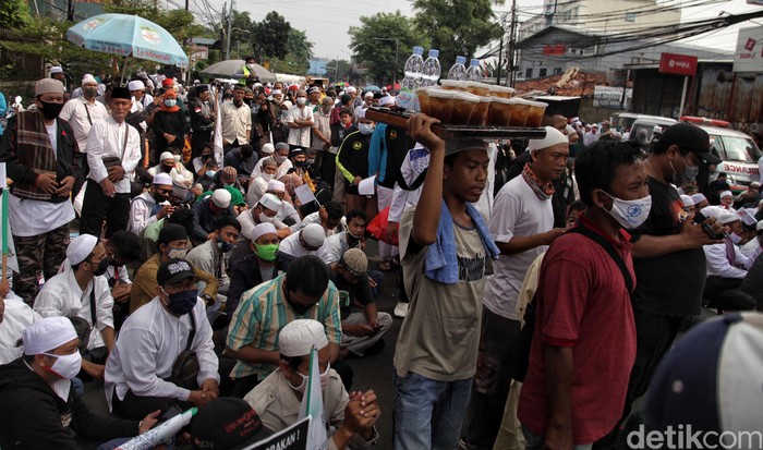 Imam Besar FPI Habib Rizieq Shihab dijadwalkan tiba di Indonesia pagi ini. Massa FPI telah berkumpul di Markas FPI, Jalan Petamburan, Jakarta. Begini potretnya.