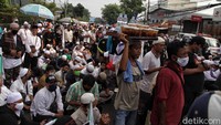 Berkumpulnya massa FPI ini membawa berkah bagi pedagang minuman ini.