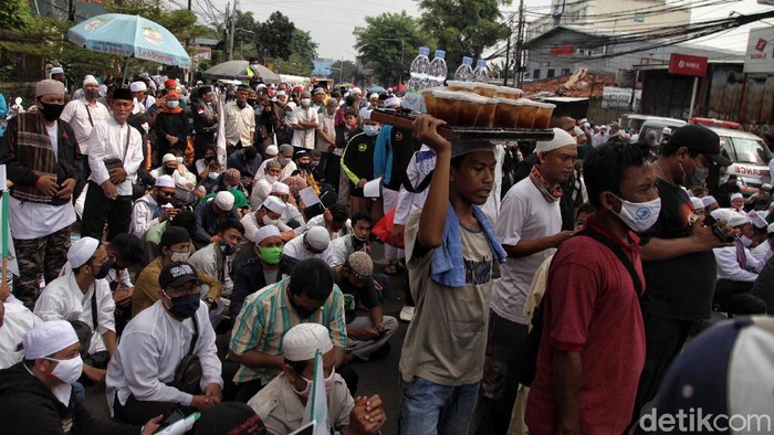 Imam Besar FPI Habib Rizieq Shihab dijadwalkan tiba di Indonesia pagi ini. Massa FPI telah berkumpul di Markas FPI, Jalan Petamburan, Jakarta. Begini potretnya.