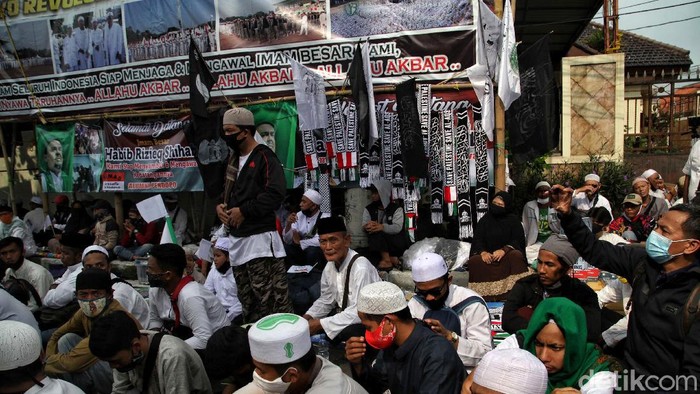 Imam Besar FPI Habib Rizieq Shihab dijadwalkan tiba di Indonesia pagi ini. Massa FPI telah berkumpul di Markas FPI, Jalan Petamburan, Jakarta. Begini potretnya.