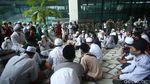 Sambut Rizieq, Massa Bersholawat di T3 Bandara Soetta