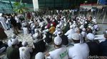 Sambut Rizieq, Massa Bersholawat di T3 Bandara Soetta