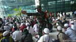Sambut Rizieq, Massa Bersholawat di T3 Bandara Soetta
