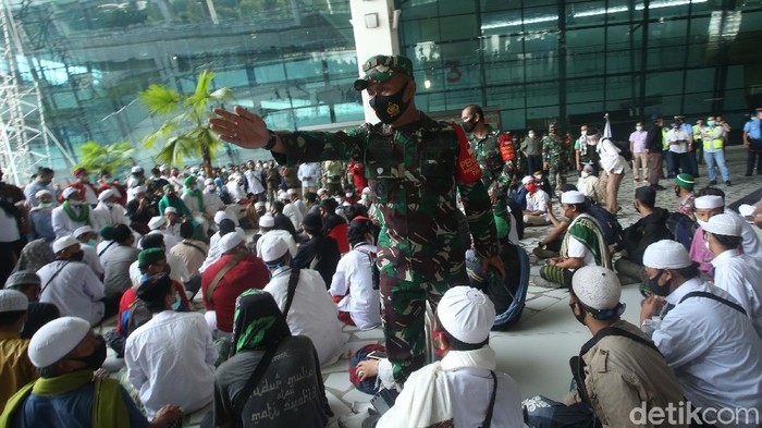 Sejumlah massa mendatangi T3 (Terminal 3) Bandara Soekarno Hatta, Tangerang, Banten, Selasa (10/11/2020). Sambut kedatangan Rizieq, mereka pun bershalawat.