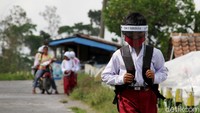 Diketahui, kegiatan belajar mengajar di kawasan lereng Gunung Merapi tersebut tetap berlangsung meski aktivitas Gunung Merapi naik menjadi siaga sejak beberapa waktu lalu.
