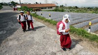 Di saat kondisi pandemi COVID-19 seperti saat ini, siswa SD tersebut masuk dua kali dalam seminggu untuk mengumpulkan tugas.