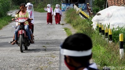 Semangat Siswa SD di Lereng Merapi Bersekolah saat Pandemi