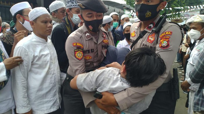 Seorang remaja pingsan saat menanti Habib Rizieq Syihab di Petamburan.